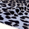 Tessuto crepe riciclato a maglia con stampa leopardata ecologica